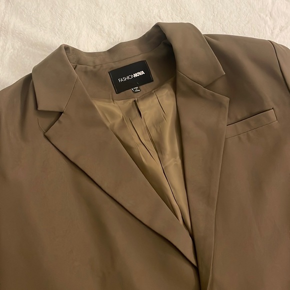 Fashion Nova- Oversized Blazer in Olive - Picture 4 of 5